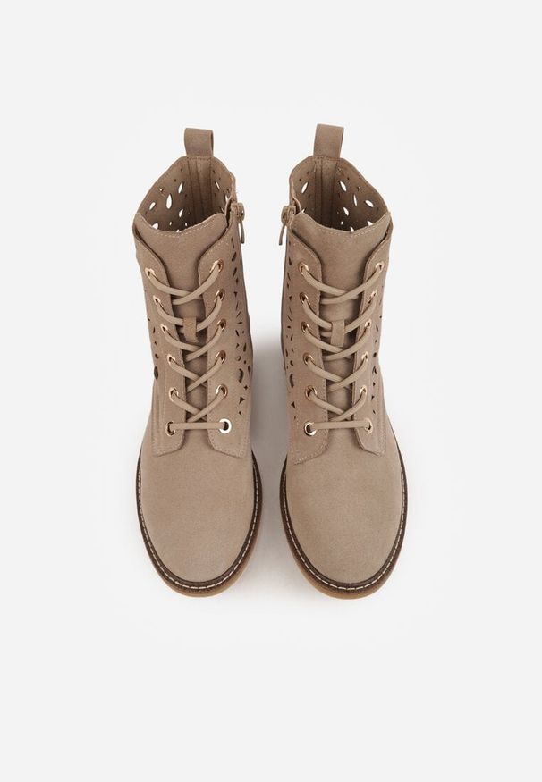 Renee - Ciemnobeżowe Skórzane Botki z Ażurowym Wzorem Kasona. Okazja: na co dzień. Kolor: beżowy. Materiał: skóra. Wzór: ażurowy. Styl: casual