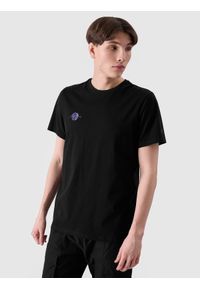 4f - 4F T-shirt regular z nadrukiem męski - czarny 3XL. Okazja: na co dzień. Kolor: czarny. Materiał: bawełna, jersey, dzianina. Długość rękawa: krótki rękaw. Długość: krótkie. Wzór: nadruk. Styl: sportowy, klasyczny, casual