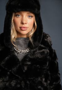 Renee - Czarna Futrzana Kurtka z Wywiniętym Kołnierzem Snaline. Kolor: czarny. Materiał: futro