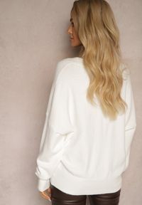 Renee - Biały Klasyczny Sweter z Wiskozą i Kaszmirem Marirra. Okazja: na co dzień, do pracy. Typ kołnierza: dekolt w serek. Kolor: biały. Materiał: wiskoza, kaszmir. Styl: klasyczny #4