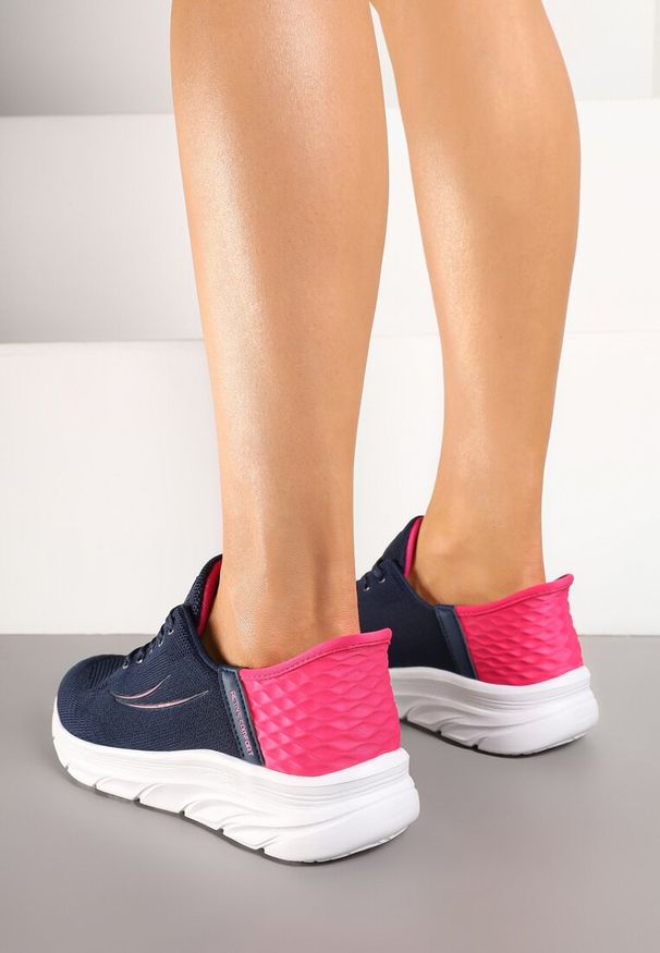 Renee - Granatowo-Fuksjowe Buty Sportowe Sneakersy z Ozdobnym Tłoczeniem i Napisami Nolnelia. Okazja: na co dzień. Kolor: niebieski. Materiał: jeans. Wzór: napisy. Obcas: na obcasie. Wysokość obcasa: niski