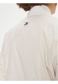 Tommy Jeans Kurtka bomber Classics DW0DW17240 Beżowy Regular Fit. Kolor: beżowy. Materiał: syntetyk #6