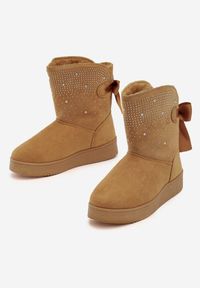 Born2be - Ciemnobeżowe Śniegowce Stikine. Wysokość cholewki: za kostkę. Zapięcie: bez zapięcia. Kolor: beżowy. Materiał: futro, materiał, satyna. Szerokość cholewki: szeroka #4