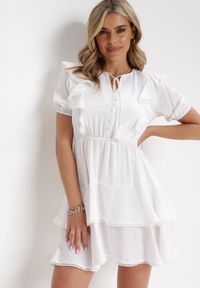 Born2be - Biała Rozkloszowana Sukienka Mini z Gumką w Talii i Koronkowymi Wstawkami Kiva. Typ kołnierza: kołnierz z falbankami. Kolor: biały. Materiał: koronka. Długość rękawa: krótki rękaw. Sezon: wiosna, lato. Długość: mini #1