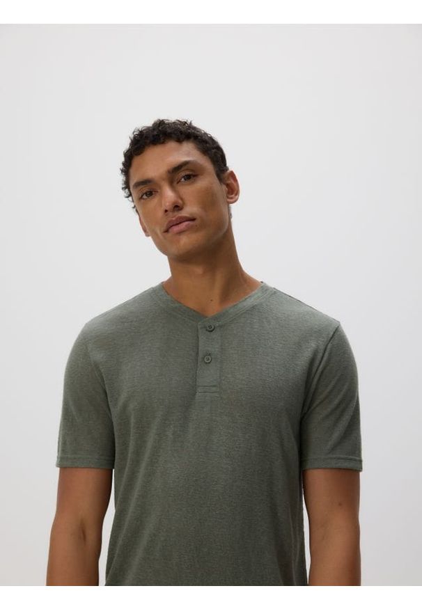 Reserved - T-shirt henley regular fit - ciemnozielony. Typ kołnierza: typu henley. Kolor: zielony. Materiał: dzianina, wiskoza