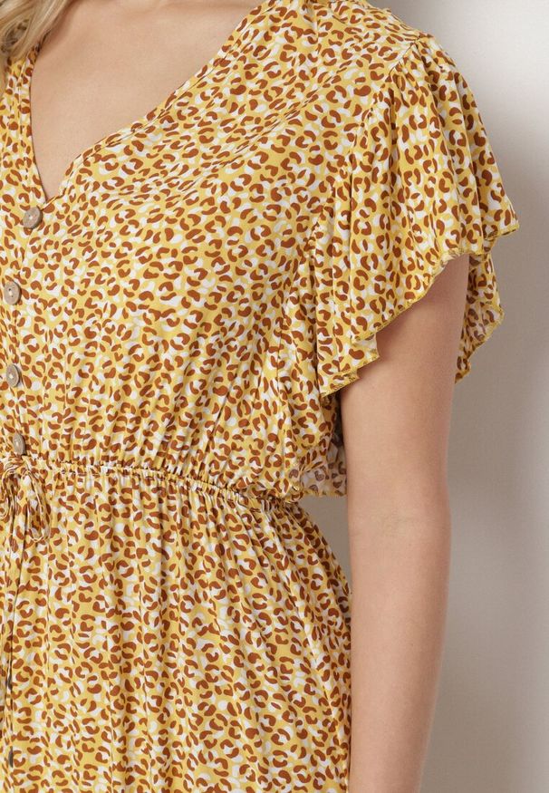 Born2be - Żółta Bawełniana Sukienka Rozkloszowana w Cętki z Ozdobnymi Guzikami Alulune. Okazja: na co dzień. Typ kołnierza: dekolt w kształcie V. Kolor: żółty. Materiał: bawełna. Długość rękawa: krótki rękaw. Styl: casual, elegancki