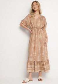 Born2be - Ciemnobeżowa Sukienka Rozkloszowana z Wiskozą w Boho Wzór z Falbaną Turaline. Typ kołnierza: kołnierz z falbankami. Kolor: beżowy. Materiał: wiskoza. Sezon: lato. Typ sukienki: rozkloszowane. Styl: boho #1