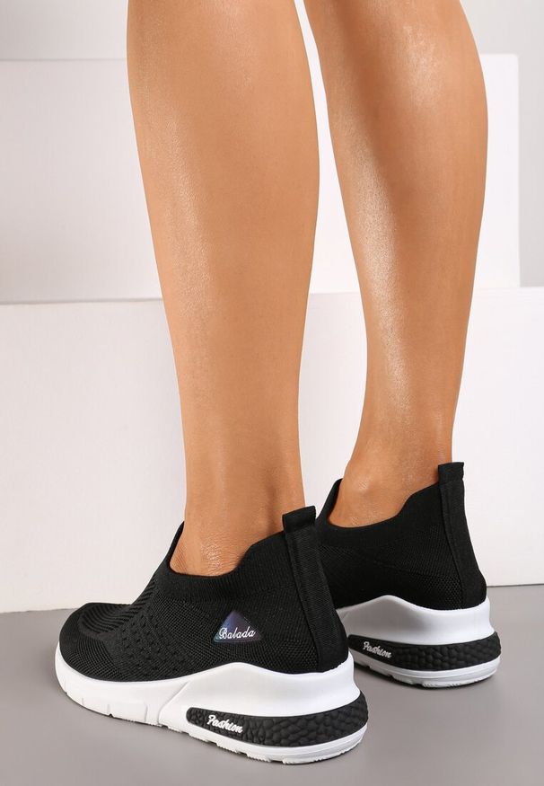 Renee - Czarne Buty Sportowe Amathane. Wysokość cholewki: przed kostkę. Zapięcie: bez zapięcia. Kolor: czarny. Materiał: materiał. Szerokość cholewki: normalna. Wzór: aplikacja. Obcas: na koturnie