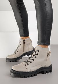 Born2be - Ciemnobeżowe Botki Potocki w Stylu Workerów Ozdobione Nitem Oleisa. Okazja: na co dzień. Kolor: beżowy. Materiał: jeans. Wzór: aplikacja. Styl: casual, elegancki