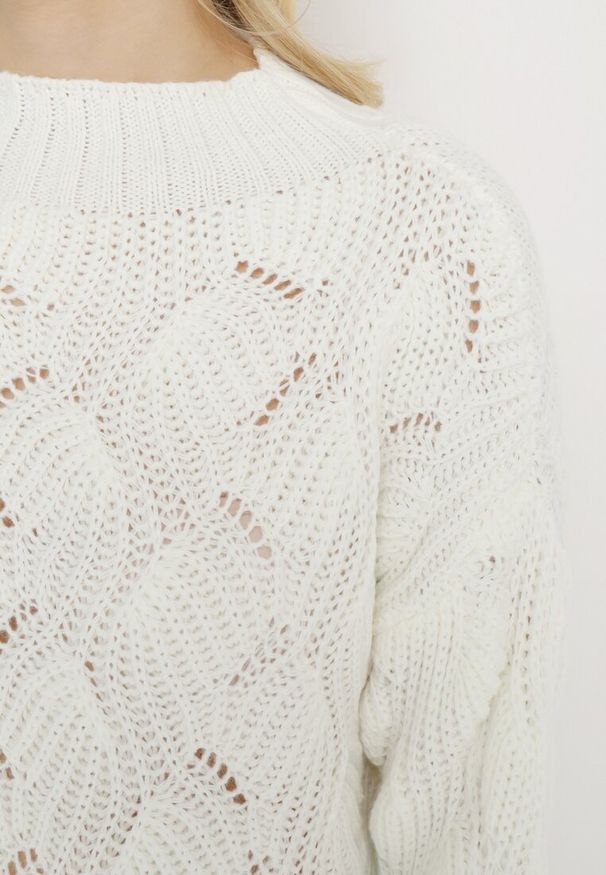 Born2be - Jasnobeżowy Luźny Sweter w Ozdobny Splot Ujuvertta. Kolor: beżowy. Materiał: dzianina. Wzór: ze splotem. Styl: elegancki