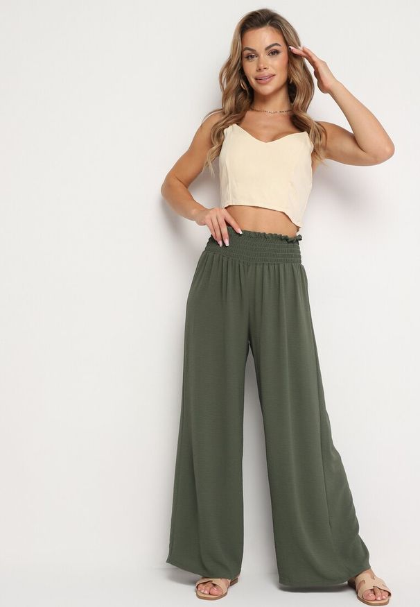Born2be - Ciemnozielone Szerokie Spodnie z Wysokim Stanem Wykończone Gumką w Pasie Risinassa. Okazja: na spotkanie biznesowe. Stan: podwyższony. Kolor: zielony. Styl: biznesowy