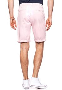 Wrangler - KRÓTKIE SPODENKI WRANGLER CHINO SHORT PEPPA PINK W14AMM20A. Materiał: materiał. Długość: krótkie. Wzór: jednolity, aplikacja #9