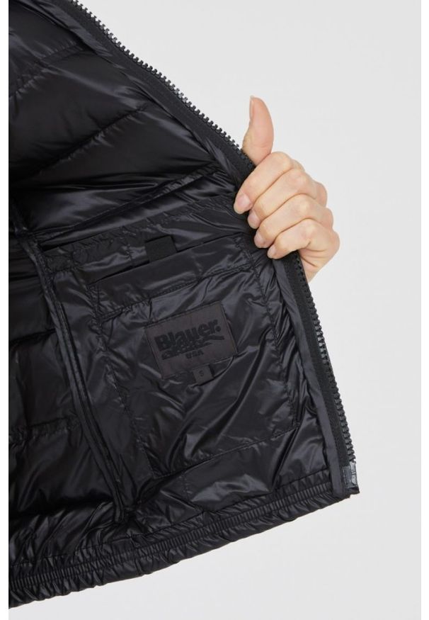 Blauer USA - BLAUER Czarny bezrękawnik damski Sherri, Rozmiar M. Kolor: czarny. Materiał: poliamid. Długość rękawa: bez rękawów