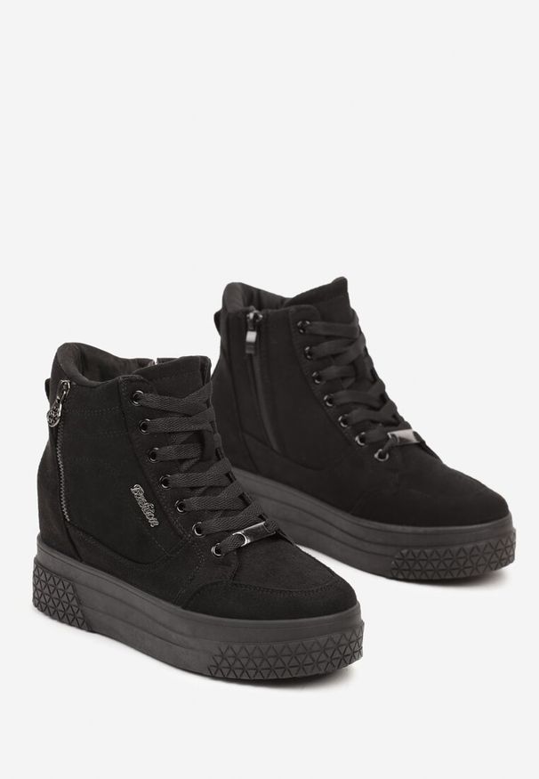 Renee - Czarne Sneakersy na Koturnie z Metalicznymi Detalami i Dodatkowym Suwakiem Dailise. Okazja: na co dzień. Zapięcie: zamek. Kolor: czarny. Materiał: jeans. Obcas: na koturnie