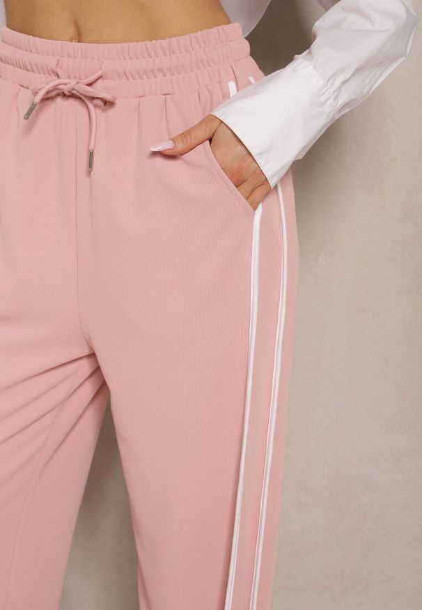 Renee - Różowe Szerokie Spodnie Dresowe High Waist Zdobione Lampasami Sopaline. Okazja: na spacer. Stan: podwyższony. Kolor: różowy. Materiał: dresówka. Wzór: aplikacja. Styl: sportowy, elegancki