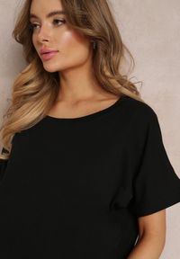 Renee - Czarny Bawełniany T-shirt Oversize z Krótkim Rękawem i Dłuższym Tyłem Zanimara. Kolor: czarny. Materiał: bawełna. Długość rękawa: krótki rękaw. Długość: krótkie #3