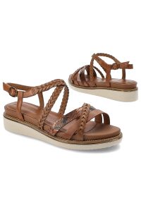 Brązowe Sandały Tamaris Modne Obuwie Damskie. Okazja: na co dzień. Zapięcie: pasek. Kolor: brązowy. Materiał: skóra. Sezon: lato. Obcas: na płaskiej podeszwie. Styl: casual #4