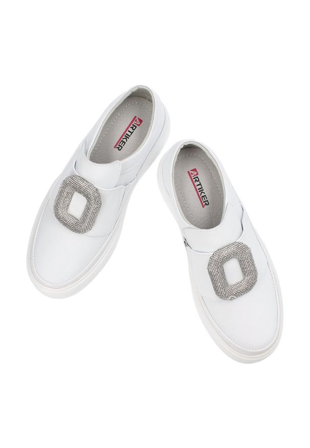 Białe Sneakersy Artiker Modne Wsuwane Obuwie Damskie. Okazja: na co dzień. Zapięcie: bez zapięcia. Kolor: biały. Materiał: guma, skóra. Wzór: aplikacja