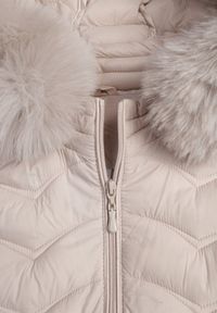 Renee - Jasnobeżowa Przejściowa Kurtka z Pikowaniem Bocznymi Ściągaczami i Kapturem Fezizia. Okazja: na co dzień. Kolor: beżowy. Materiał: futro, poliester, jeans. Styl: casual, elegancki #5