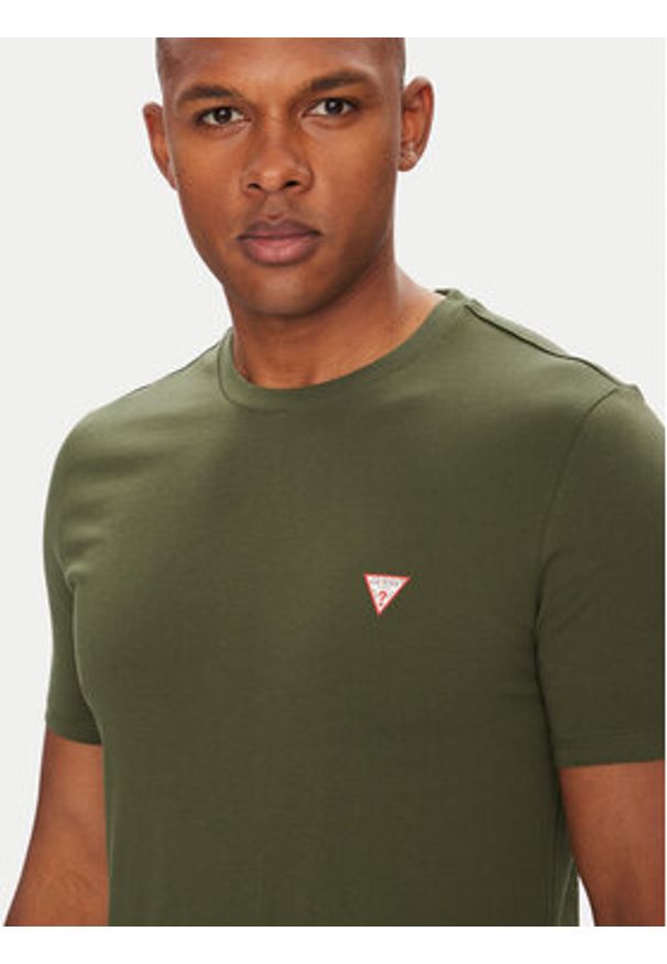 Guess T-Shirt M2YI36 I3Z14 Zielony Slim Fit. Kolor: zielony. Materiał: bawełna
