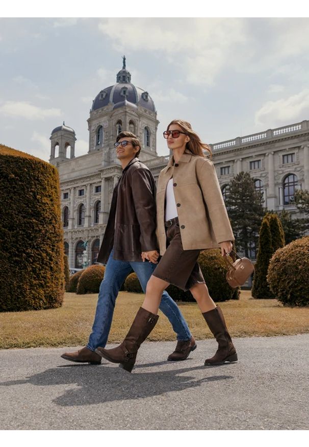 Ryłko - Brązowe kozaki biker boots ze skóry welurowej. Zapięcie: zamek. Kolor: brązowy. Materiał: welur, skóra. Szerokość cholewki: normalna. Obcas: na obcasie. Styl: street. Wysokość obcasa: średni