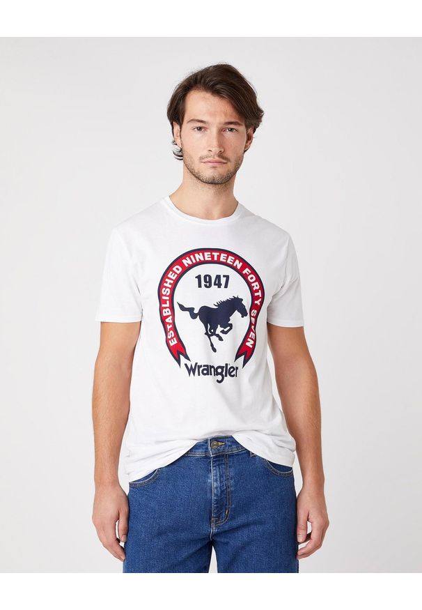 Wrangler - MĘSKI T-SHIRT WRANGLER SS AMERICANA TEE WHITE W7AGD3989 112131338. Okazja: na co dzień, na uczelnię, do pracy, na imprezę. Typ kołnierza: okrągły. Materiał: tkanina, denim, materiał, bawełna, jeans. Długość rękawa: krótki rękaw. Długość: krótkie. Wzór: nadruk, aplikacja, napisy. Sezon: lato. Styl: casual, klasyczny, retro, vintage