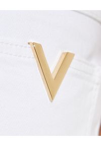 VALENTINO - Białe spodnie jeansowe V Gold Stretch. Stan: podwyższony. Kolor: biały #2