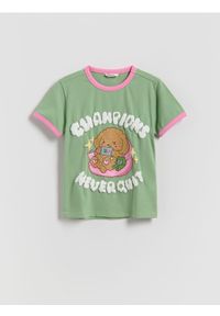 Reserved - Bawełniany t-shirt z nadrukiem - oliwkowy. Kolor: oliwkowy. Materiał: bawełna. Wzór: nadruk #1