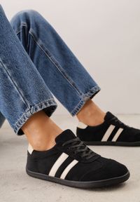Renee - Czarne Sneakersy w Stylu Barefoot z Szerokim Noskiem z Imitacji Zamszu Ozdobione Paskami Canne. Okazja: na co dzień. Zapięcie: pasek. Kolor: czarny. Materiał: zamsz. Wzór: aplikacja #1