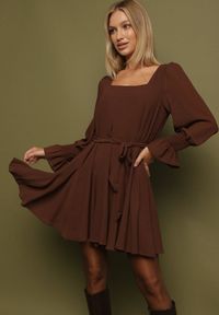 Born2be - Brązowa Sukienka Vices z Siateczkowymi Rękawami i Wiązanym Paskiem Resnala. Okazja: na co dzień. Typ kołnierza: dekolt kwadratowy. Kolor: brązowy. Materiał: materiał. Typ sukienki: rozkloszowane. Styl: casual, elegancki #1