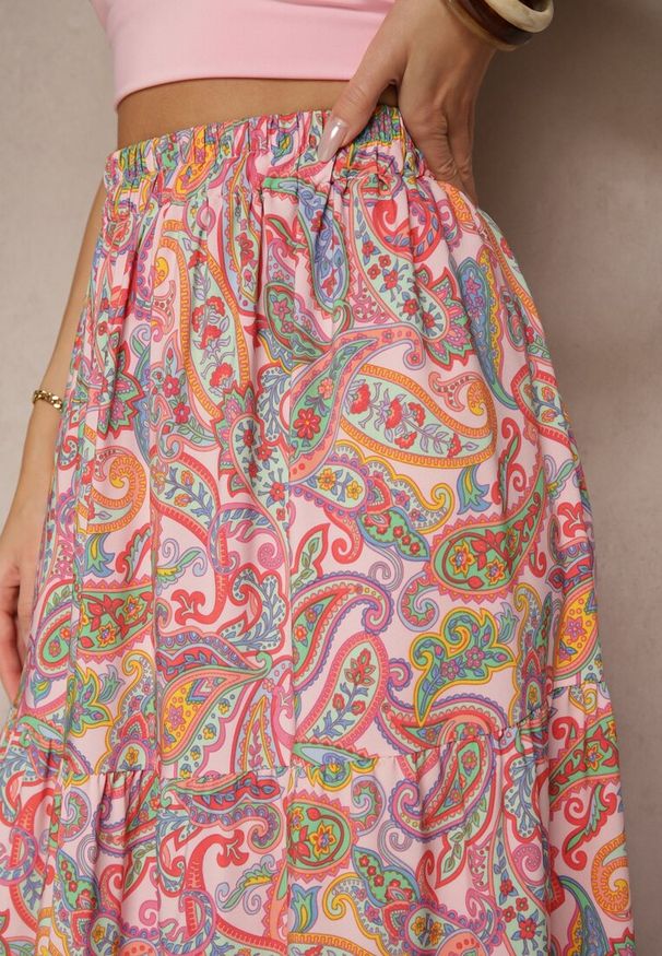 Renee - Różowa Spódnica Rozkloszowana High Waist z Motywem Paisley Nevolissa. Okazja: na co dzień. Stan: podwyższony. Kolor: różowy. Wzór: paisley. Styl: casual