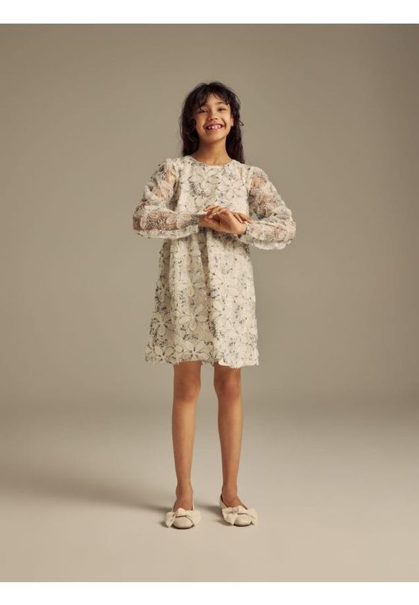 Reserved - Sukienka z haftowanym wzorem - złamana biel. Materiał: materiał. Wzór: haft