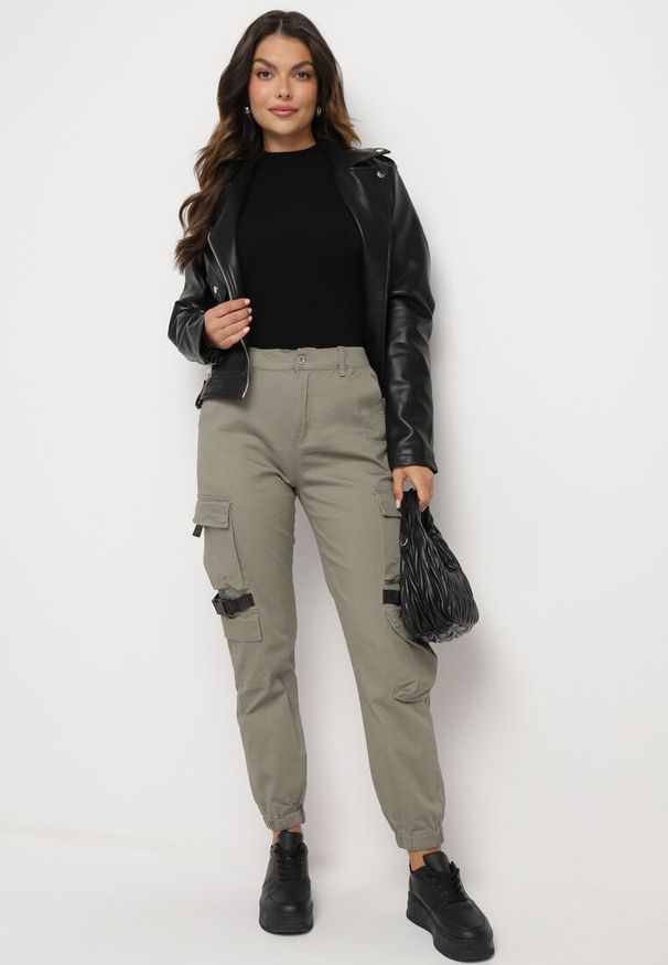 Born2be - Ciemnozielone Spodnie Cargo z Elastycznej Bawełny Irilene. Okazja: na co dzień, na spacer. Kolor: zielony. Materiał: bawełna. Styl: casual, elegancki