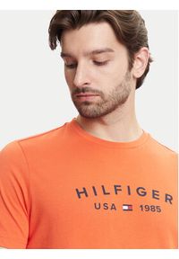 TOMMY HILFIGER - Tommy Hilfiger T-Shirt Fathers Day MW0MW39356 Pomarańczowy Regular Fit. Kolor: pomarańczowy. Materiał: bawełna #5