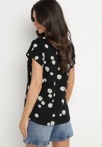 Born2be - Czarny Bawełniany T-shirt o Nietoperzowym Kroju w Kwiatowy Wzór Savenise. Okazja: na co dzień. Kolor: czarny. Materiał: bawełna. Wzór: kwiaty. Styl: klasyczny, casual, elegancki #6