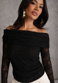 Renee - Czarna Bluzka z Koronki i Dekoltem Typu Bardot Adrageia. Kolor: czarny. Materiał: koronka. Wzór: koronka #4