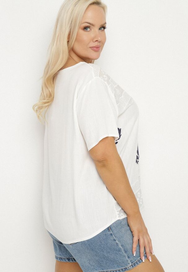 Born2be - Biały T-shirt Bluzka z Krótkim Rękawem z Ozdobnym Haftem Tesgia. Kolor: biały. Długość rękawa: krótki rękaw. Długość: krótkie. Wzór: haft