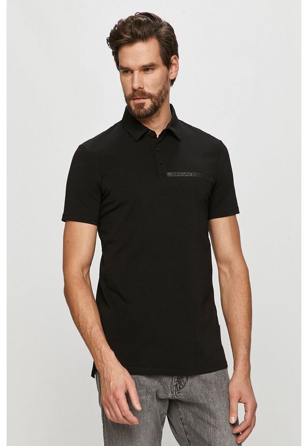 Armani Exchange - Polo. Okazja: na co dzień. Typ kołnierza: polo. Kolor: czarny. Materiał: dzianina. Długość: krótkie. Wzór: nadruk. Styl: casual