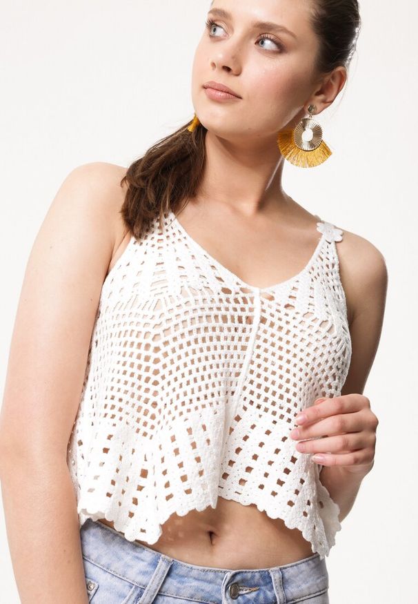 Born2be - Biały Bawełniany Top Boho z Ażurowej Siateczki Complacency. Okazja: na co dzień. Typ kołnierza: dekolt w kształcie V. Kolor: biały. Materiał: bawełna. Wzór: ażurowy. Styl: boho