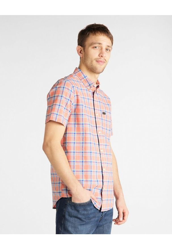 Lee - MĘSKA KOSZULA LEE LEE BUTTON DOWN SS PAPRIKA L886DGNI 112123619. Typ kołnierza: button down