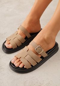 Born2be - Ciemnobeżowe Klapki z Przeplatanymi Paskami i Klamrą Ravelya. Okazja: na spacer, na co dzień. Kolor: beżowy. Materiał: jeans. Sezon: lato. Styl: casual, klasyczny, boho #2