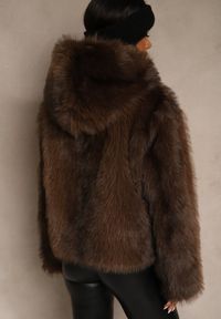 Renee - Brązowa Kurtka Futerko z Nieodpinanym Kapturem Tusnema. Okazja: na co dzień. Kolor: brązowy. Materiał: futro. Wzór: aplikacja. Styl: casual, elegancki #4