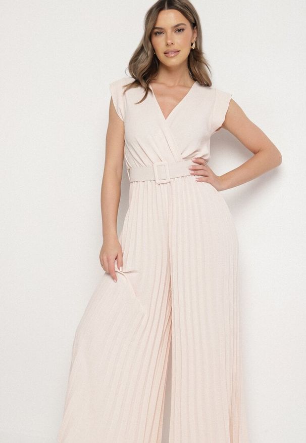 Born2be - Beżowy Kombinezon o Kopertowym Kroju z Plisami i Paskiem w Talii Salivania. Okazja: na wesele, na studniówkę, na imprezę, na ślub cywilny. Kolor: beżowy. Styl: elegancki, klasyczny