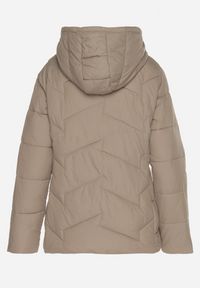 Born2be - Ciemnobeżowa Kurtka z Pikowanymi Przeszyciami i Odpinanym Kapturem Felanwen. Okazja: na co dzień. Kolor: beżowy. Materiał: jeans. Styl: casual, elegancki, sportowy #3