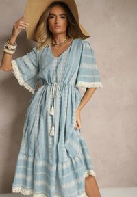 Renee - Jasnoniebieska Rozkloszowana Sukienka Boho z Bawełny Zdobiona Haftem i Wiązaniem Koriruna. Okazja: na co dzień. Typ kołnierza: dekolt w kształcie V. Kolor: niebieski. Materiał: bawełna. Wzór: aplikacja, haft. Styl: boho