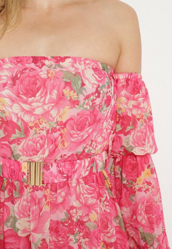 Born2be - Fuksjowa Wiskozowa Sukienka Hiszpanka z Falbanami i Paskiem w Kwiaty Virmoi. Okazja: na spacer, na co dzień. Typ kołnierza: dekolt hiszpanka. Kolor: różowy. Materiał: wiskoza. Wzór: kwiaty. Typ sukienki: proste. Styl: casual