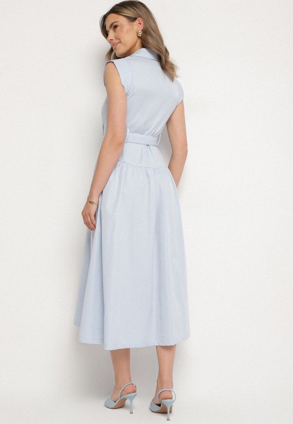 Born2be - Niebieska Sukienka Koszulowa Ozdobiona Paskiem Devikka. Okazja: na co dzień. Kolor: niebieski. Materiał: skóra. Wzór: aplikacja. Typ sukienki: koszulowe. Styl: klasyczny, casual, elegancki