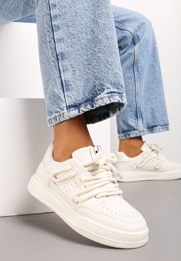 Renee - Beżowe Sneakersy Ozdobione Naszywką z Pandą i Szerokimi Sznurówkami Wannia. Kolor: beżowy. Wzór: aplikacja