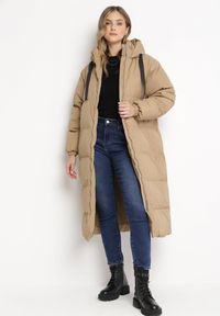 Born2be - Ciemnobeżowa Długa Kurtka Pikowana Płaszcz na Zamek z Kapturem Lesea. Okazja: na co dzień. Typ kołnierza: kaptur. Kolor: beżowy. Materiał: dzianina, jeans. Długość: długie. Styl: casual, elegancki #4