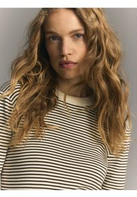 Reserved - Bawełniany longsleeve w paski - zielony. Kolor: zielony. Materiał: bawełna. Długość rękawa: długi rękaw. Wzór: paski #1